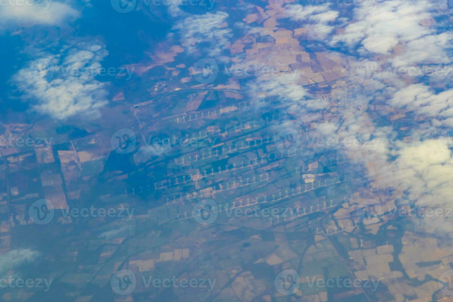 fliegend durch Flugzeug Über Mexiko Aussicht von Vulkane Berge Wolken. foto