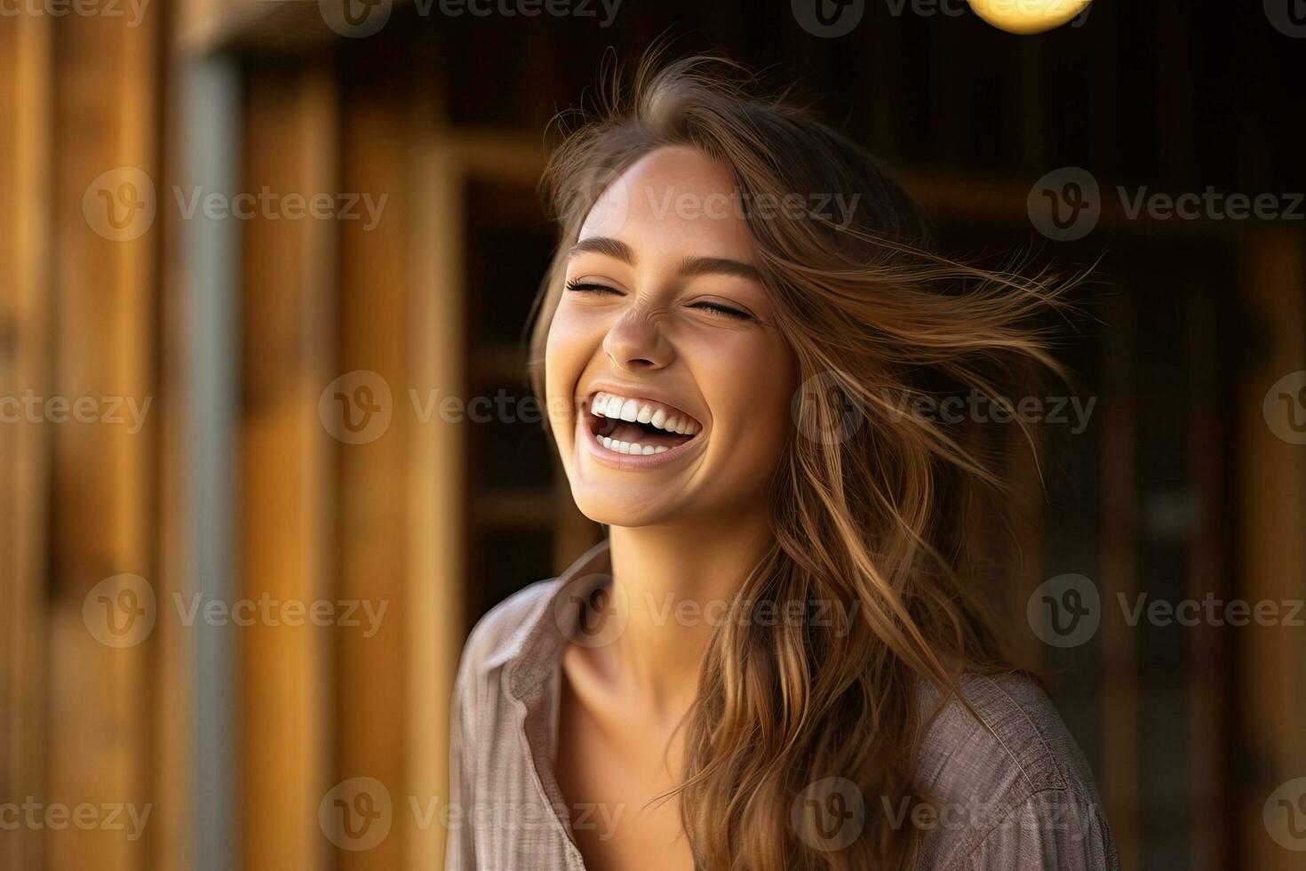 Porträt schön Frau lächelnd zuversichtlich mit Licht Exposition gemacht mit generativ ai foto
