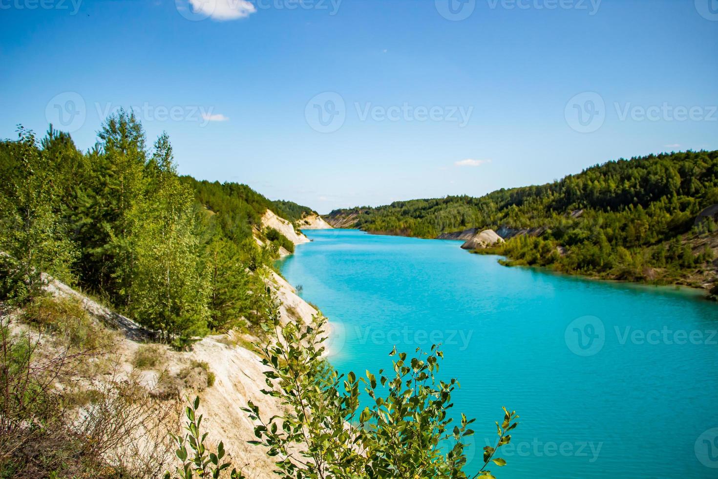 Bergsee mit leuchtend türkisfarbenem Wasser. Sommerlandschaft an einem sonnigen Tag. foto