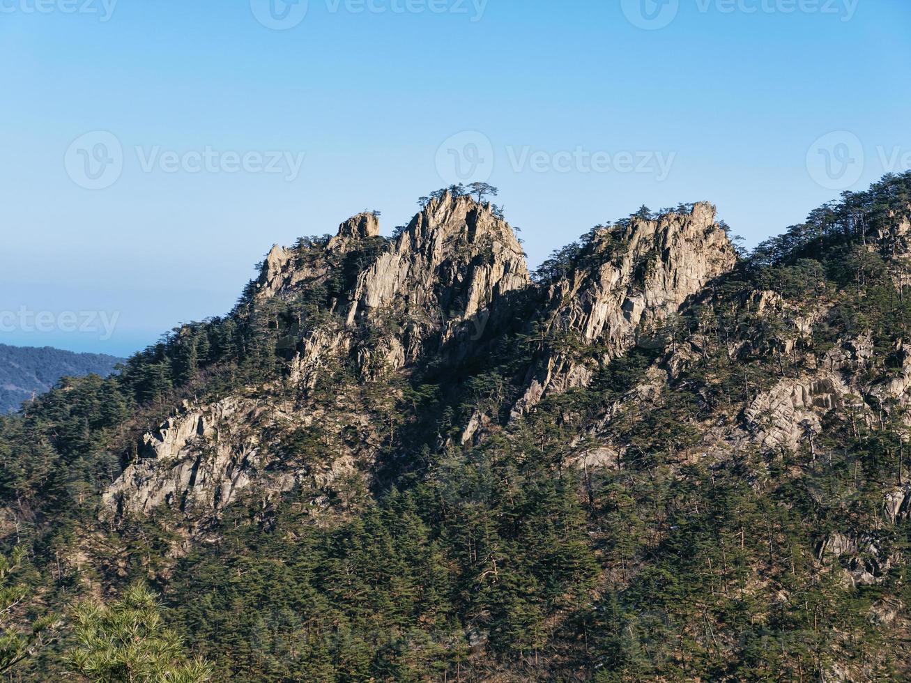 hoher Berggipfel. Seoraksan-Nationalpark. Südkorea foto