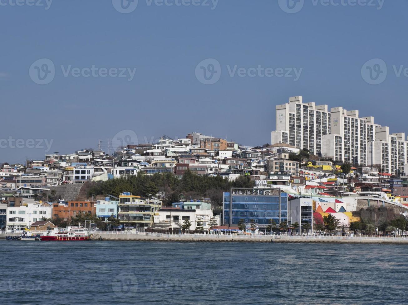 Panorama vom Meer bis zur Stadt Yeosu foto