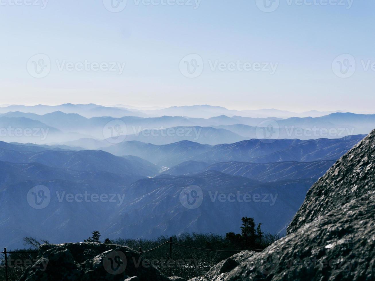 der blick auf wunderschöne berge vom höchsten gipfel daecheongbong. Seoraksan-Nationalpark. Südkorea foto