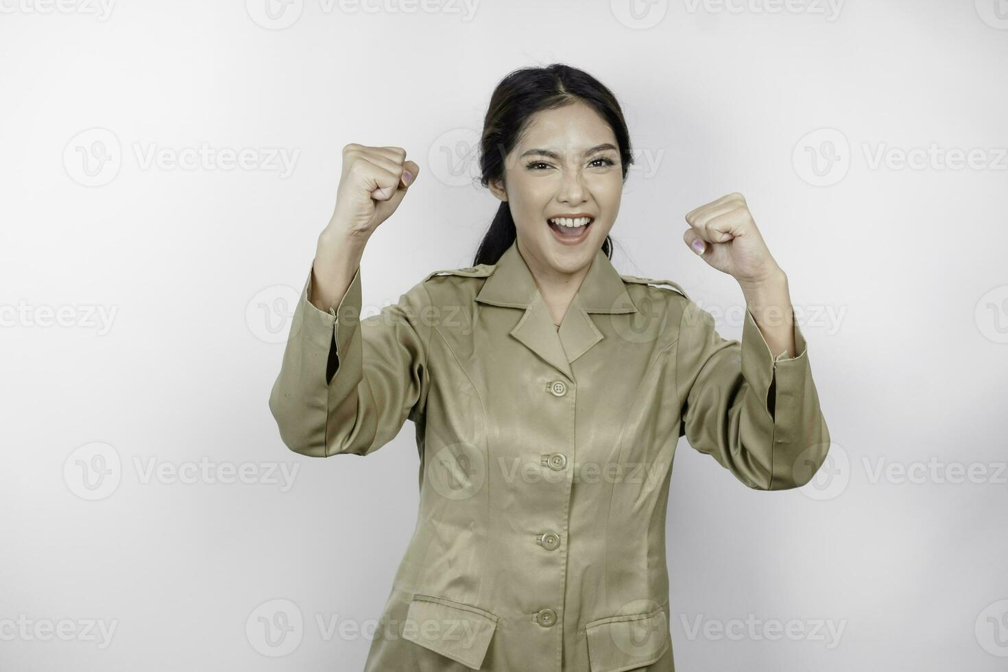 schön asiatisch Frau tragen Uniform Gefühl Enthusiast. Erfolg Konzept von indonesisch Regierung Angestellte foto