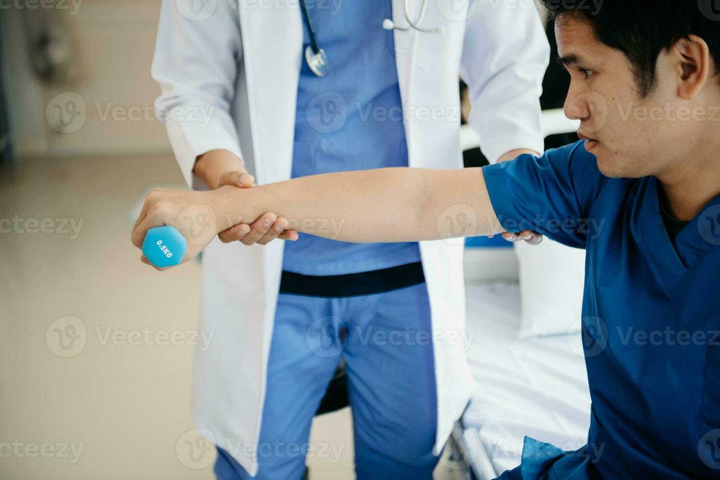 asiatisch Physiotherapeut Portion männlich geduldig Dehnen Arm während Übung richtig mit Hantel im Hand während Ausbildung Hand im Krankenhaus foto