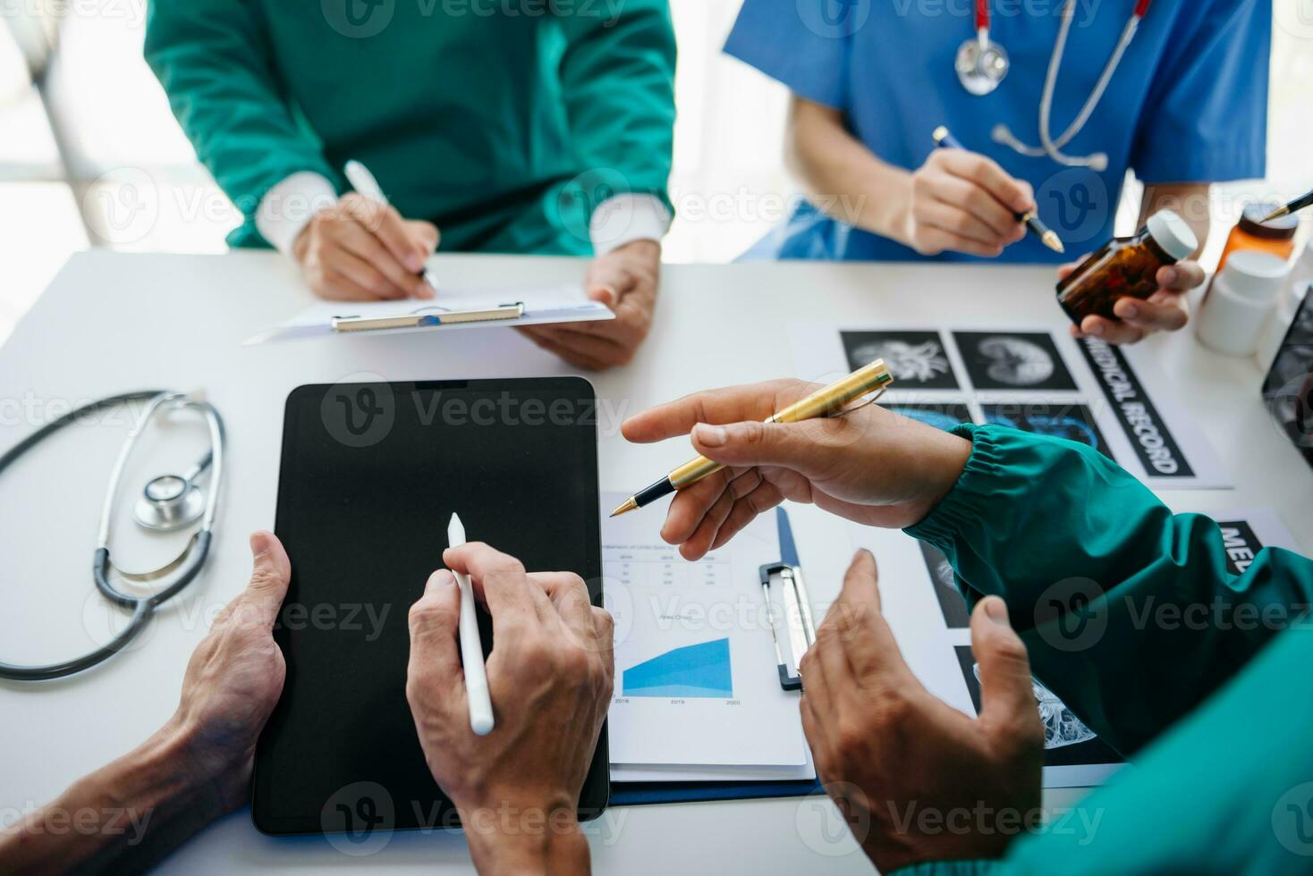 medizinisch Technologie Netzwerk Mannschaft Treffen Konzept. Arzt Hand Arbeiten mit Clever Telefon modern Digital Tablette und Laptop Computer mit Grafik Diagramm Schnittstelle, mit virtuell Symbol Diagramm foto