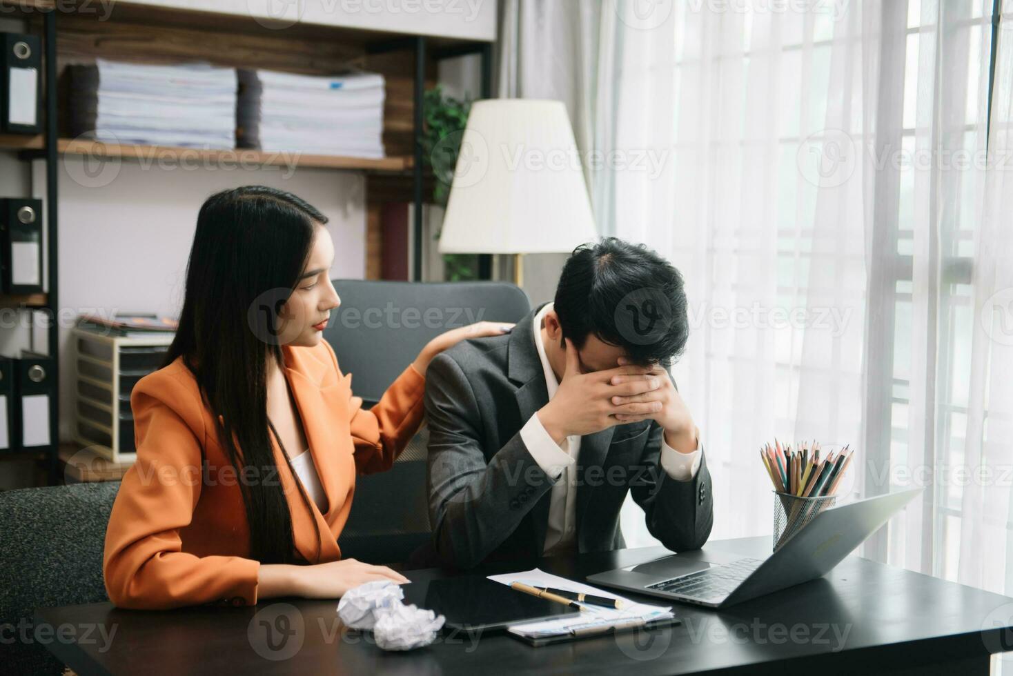 wütend zwei asiatisch Geschäftsleute streiten stark nach Herstellung ein Fehler beim Arbeit im modern Büro foto