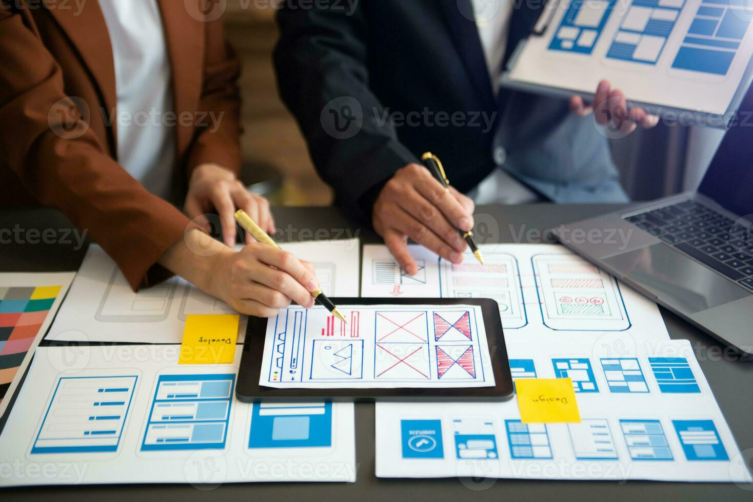 asiatisch Geschäftsmann und Frau Menschen Treffen im Büro. Mitarbeiter Brainstorming und Arbeit wie Team, planen und diskutieren Projekt durch Punkt auf Papier foto