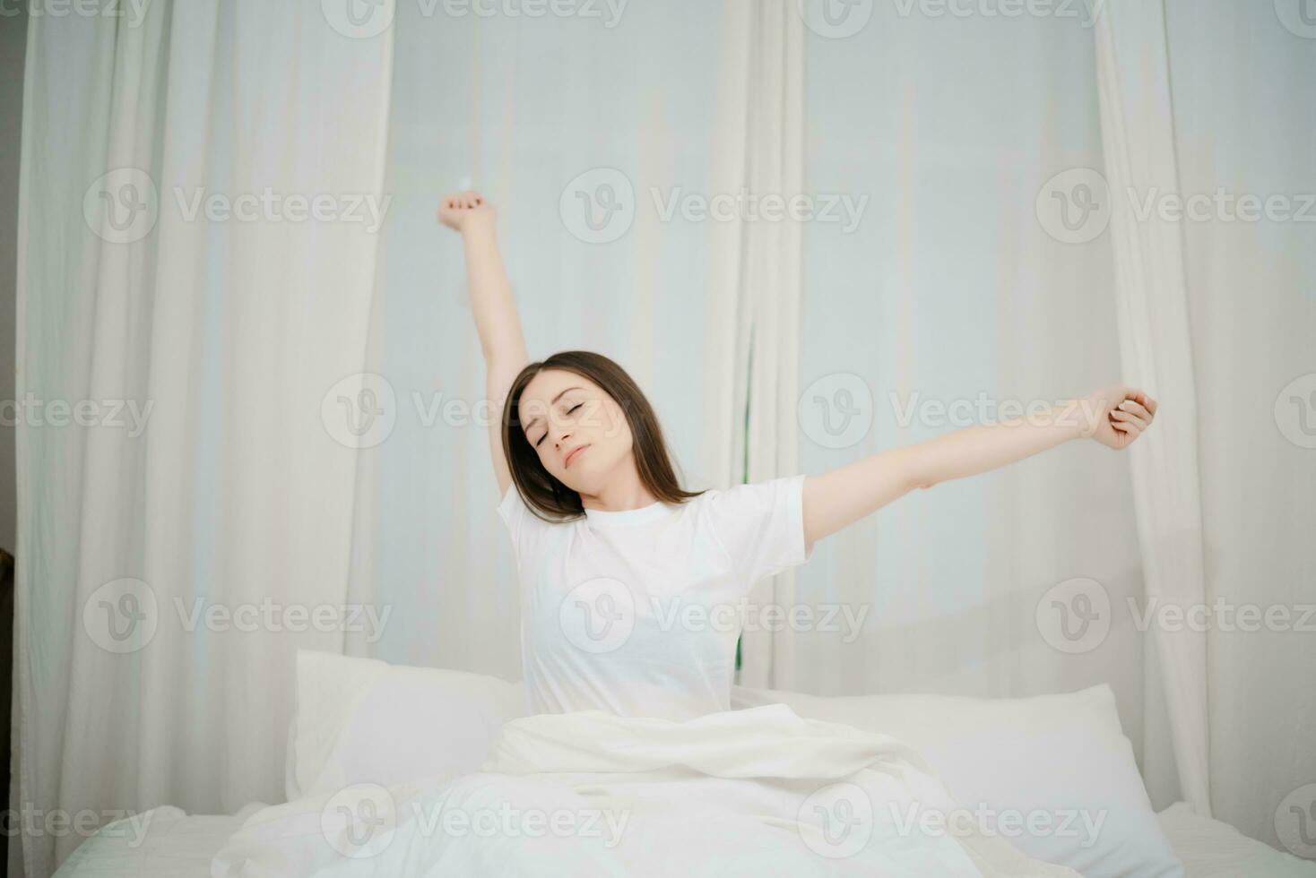 Bild von schön Frau ruhen im Weiß Bett beim Schlafzimmer. im Morgen . Lebensstil beim Zuhause Konzept. foto