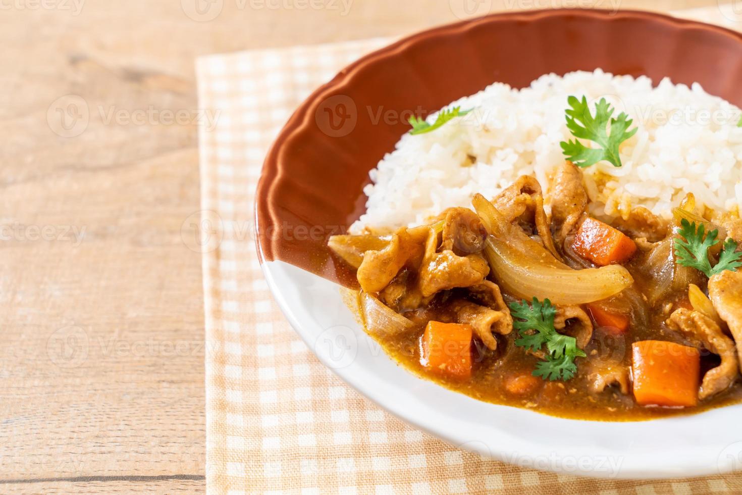 japanischer Curryreis mit geschnittenem Schweinefleisch, Karotten und Zwiebeln foto