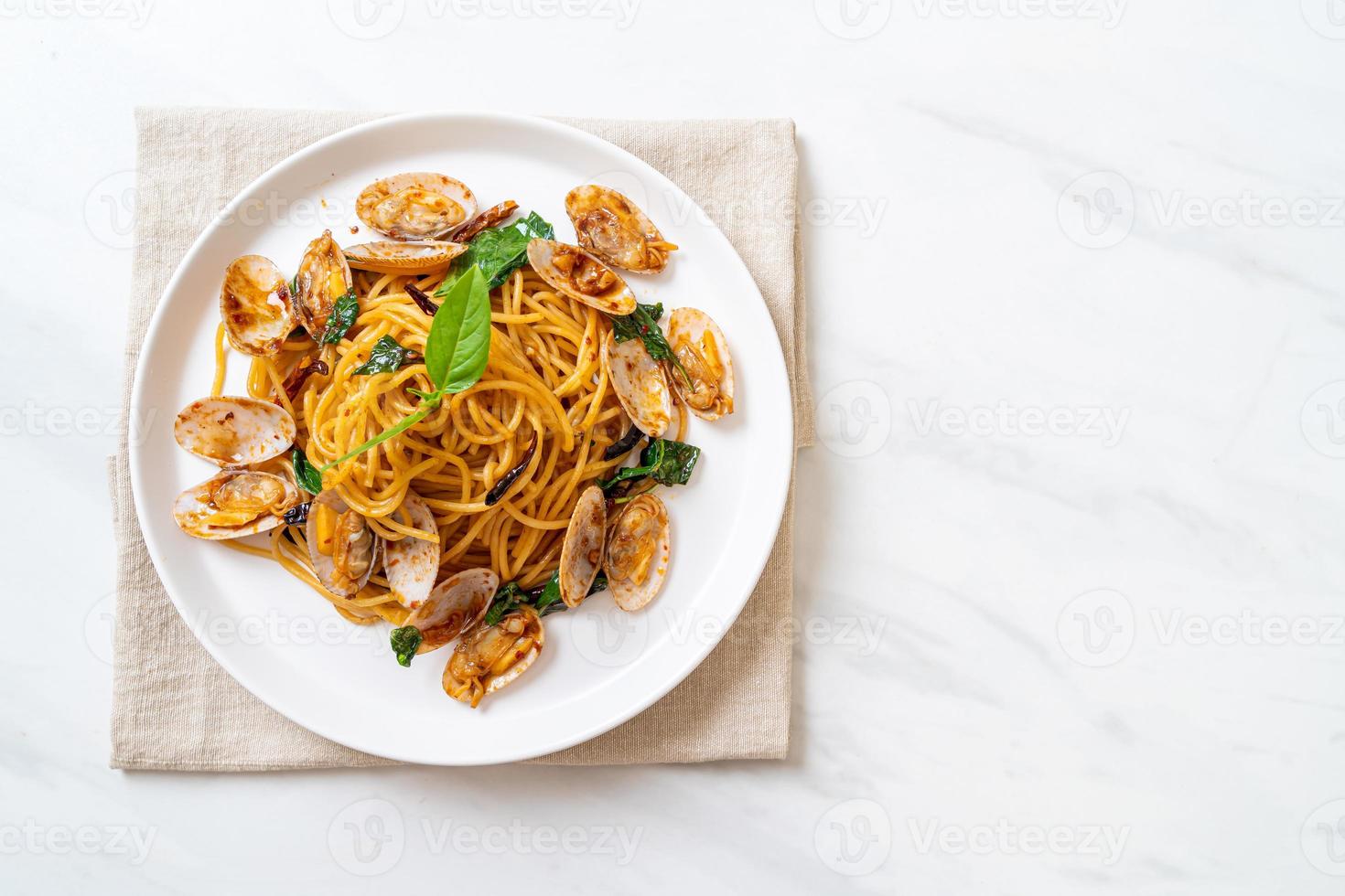 gebratene Spaghetti mit Venusmuscheln und Knoblauch und Chili rühren foto