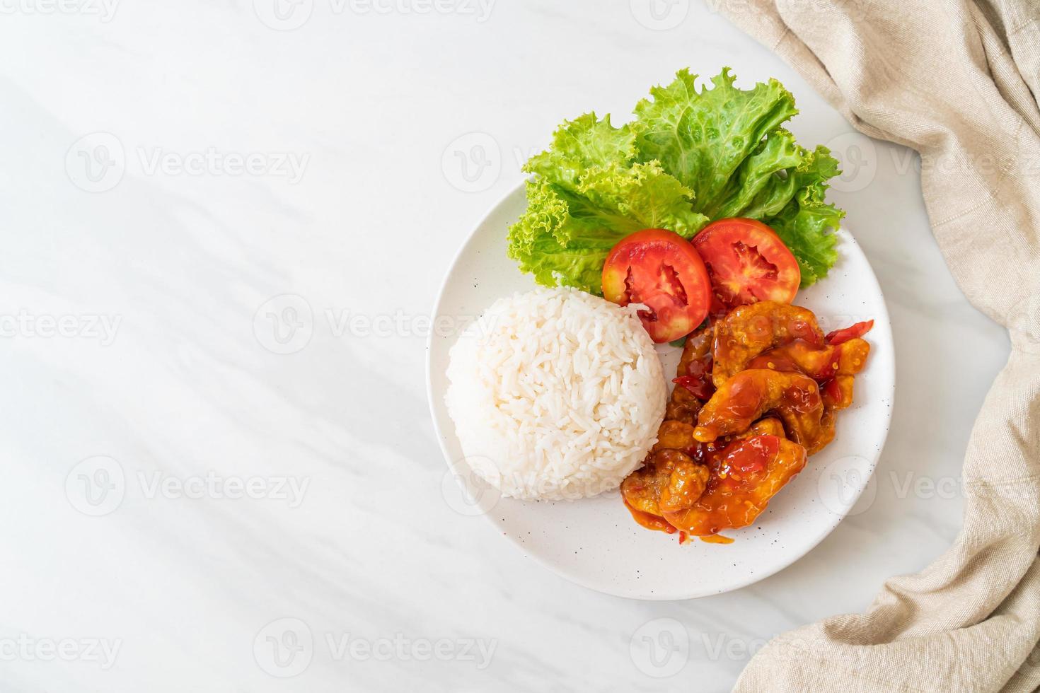 gebratener Fisch mit 3 Sorten Chilisauce mit Reis foto