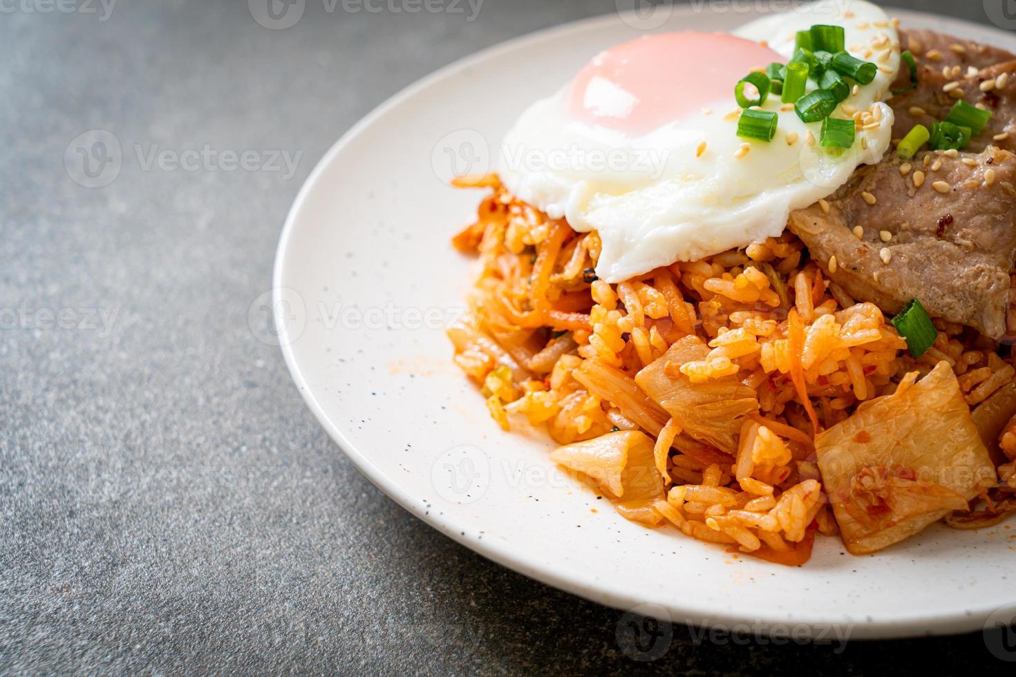 gebratener Kimchi-Reis mit Spiegelei und Schweinefleisch foto