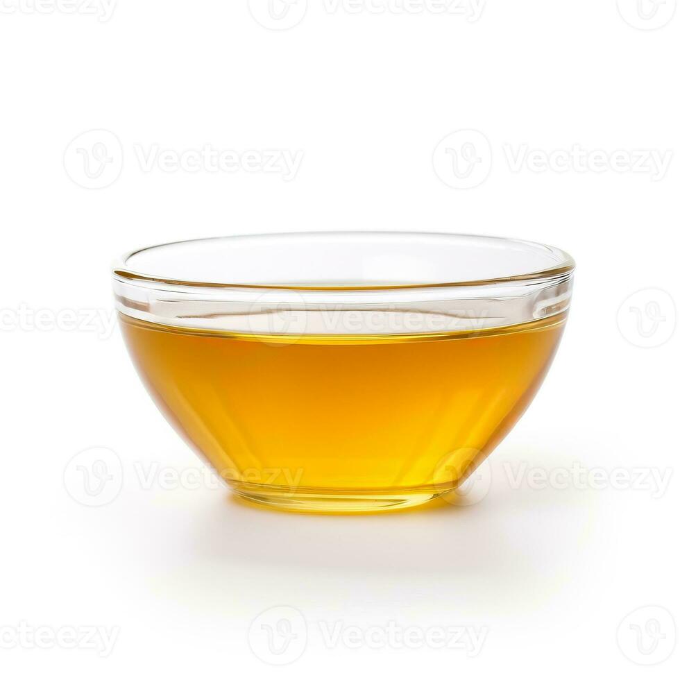 Flüssigkeit Honig im ein Schüssel Seite Aussicht isoliert auf Weiß Hintergrund foto
