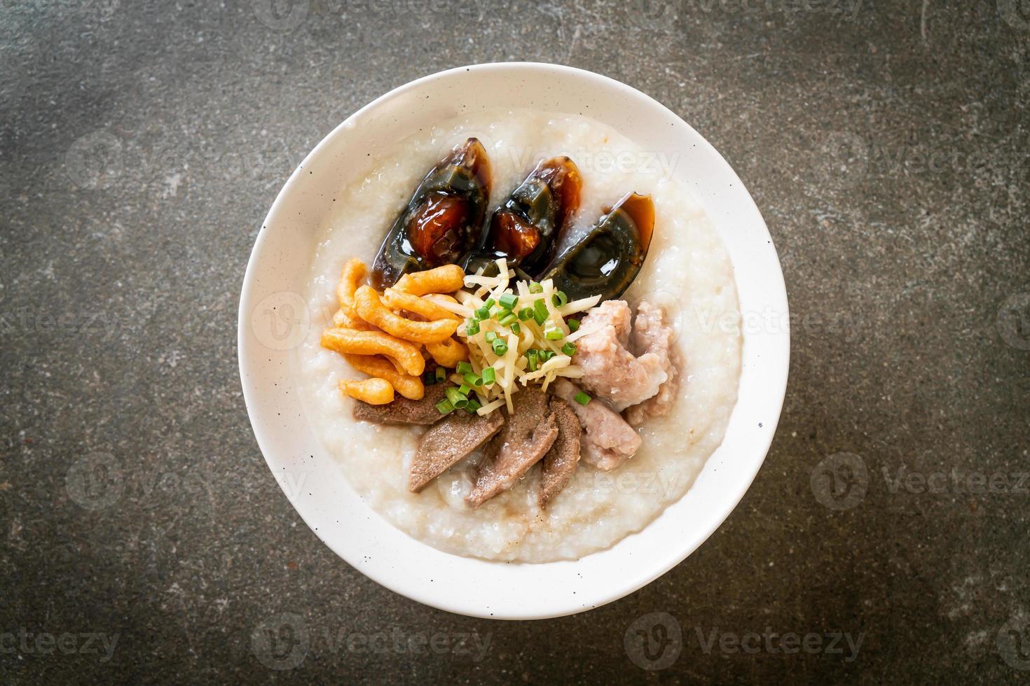 Congee oder Porridge mit Schweinefleisch foto