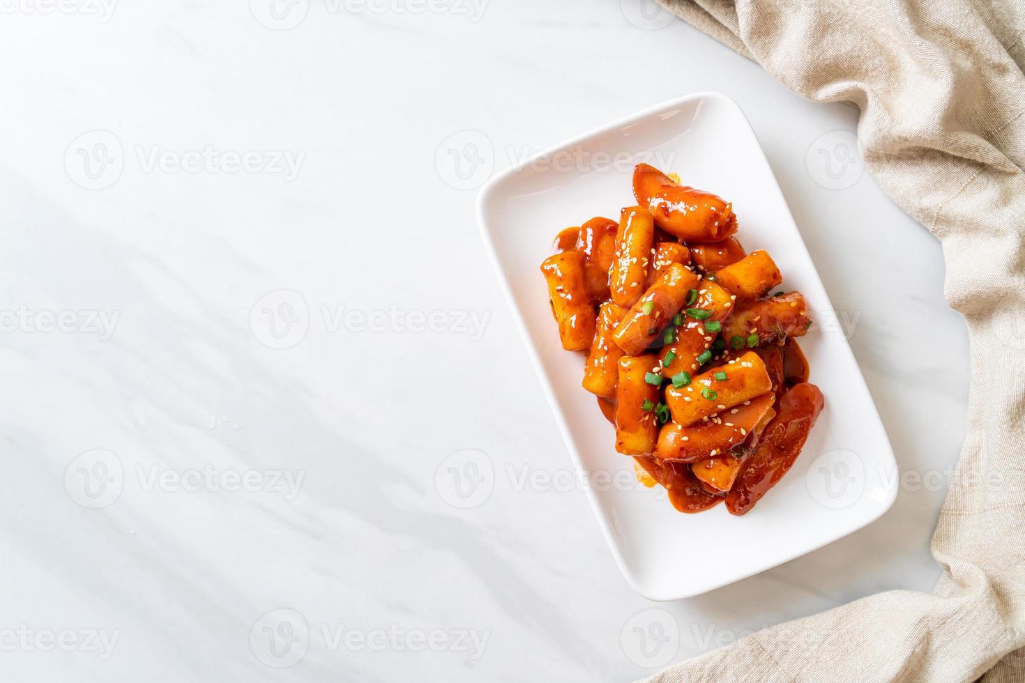 koreanische Reiskuchenstange mit Wurst in scharfer Sauce - tteokbokki foto