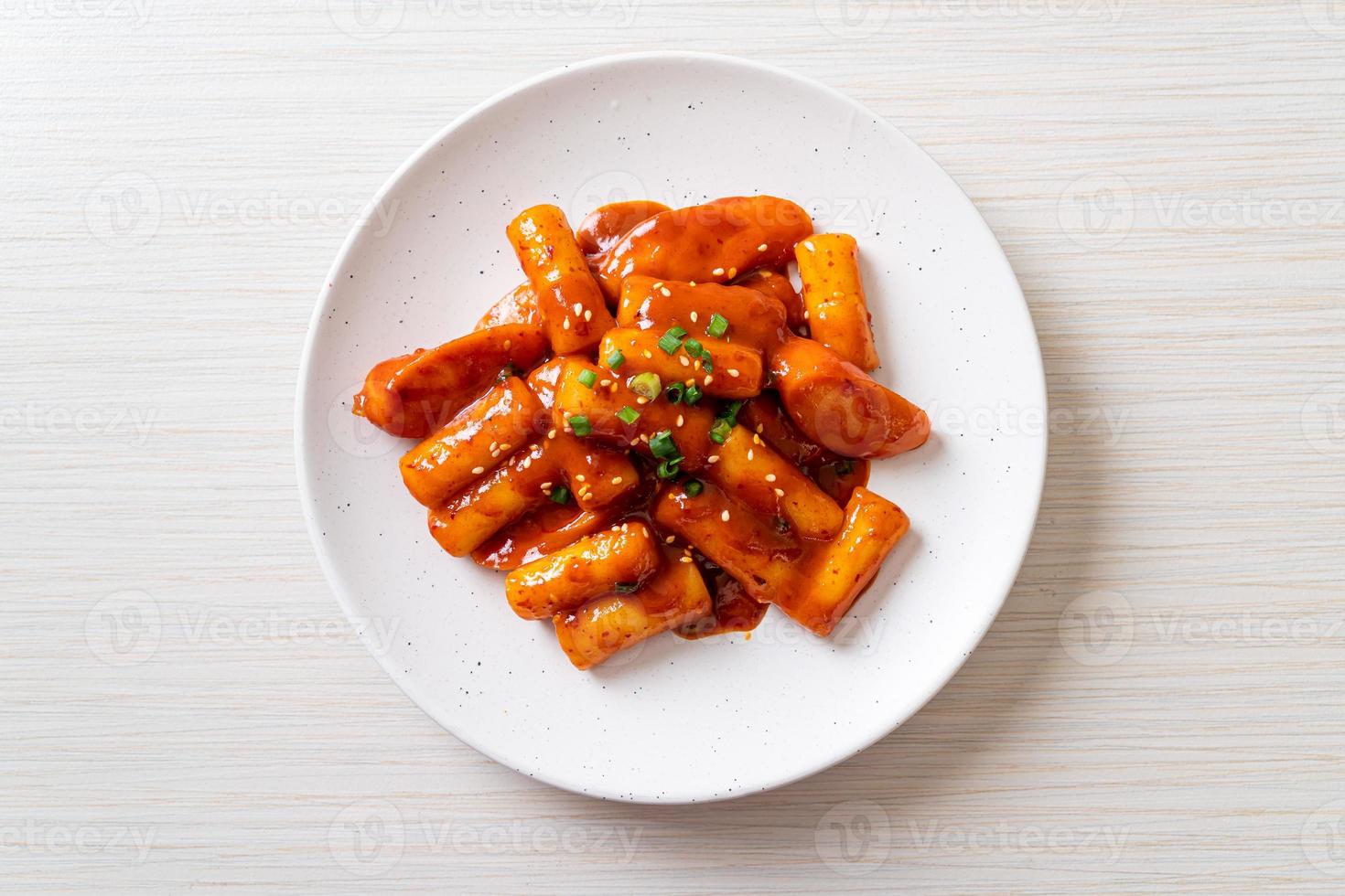 koreanische Reiskuchenstange mit Wurst in scharfer Sauce - tteokbokki foto