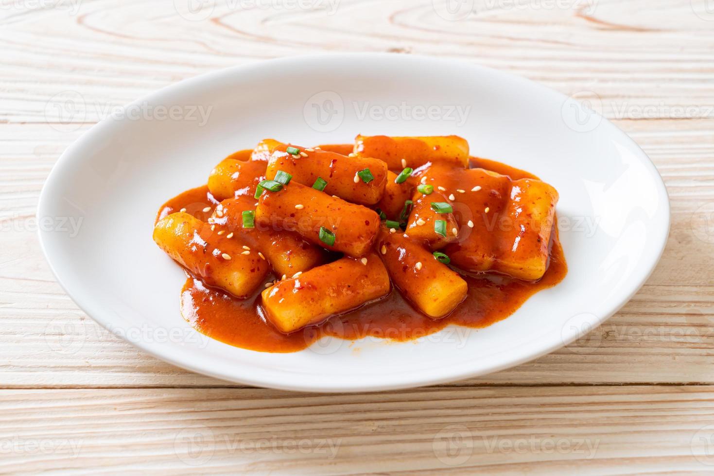 koreanische Reiskuchenstange in scharfer Sauce - tteokbokki foto