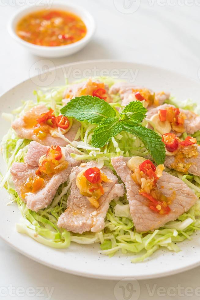 gekochtes Schweinefleisch mit Limetten-Knoblauch und Chilisauce foto