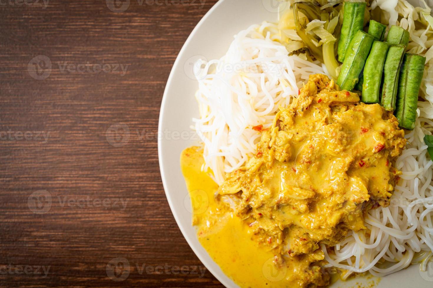 thailändische Reisnudeln mit Krabbencurry und verschiedenem Gemüse foto