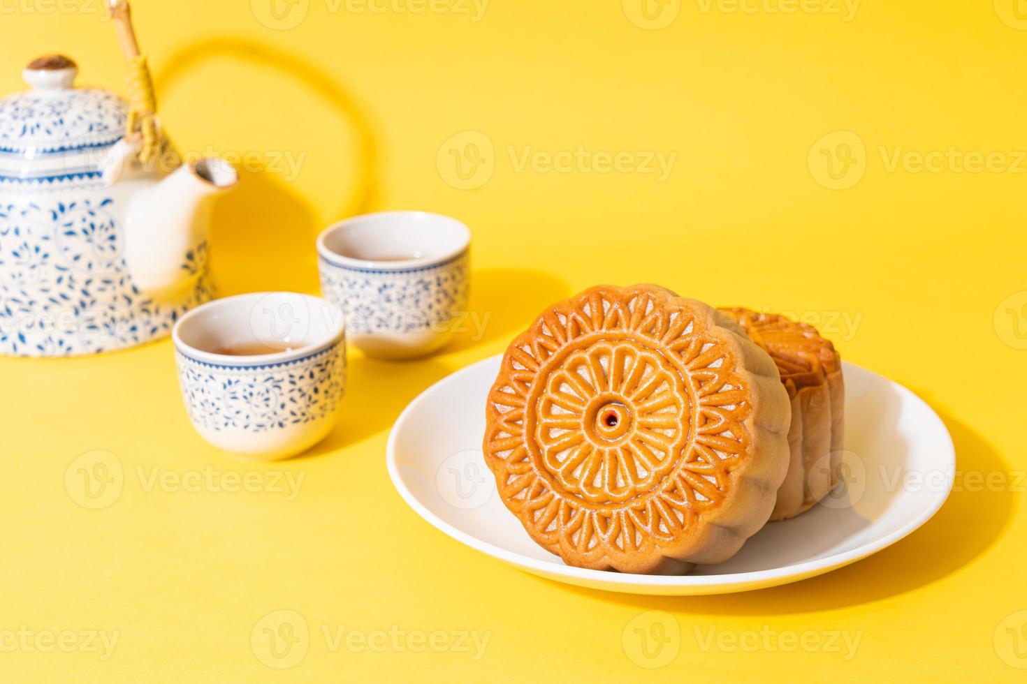 chinesischer mondkuchen auf teller foto