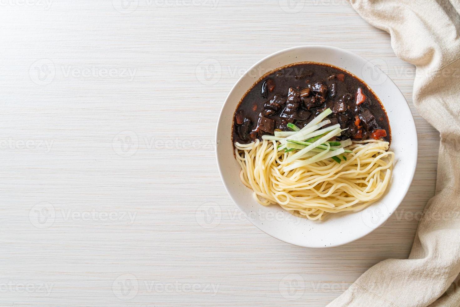 jajangmyeon oder jjajangmyeon sind koreanische Nudeln mit schwarzer Soße foto