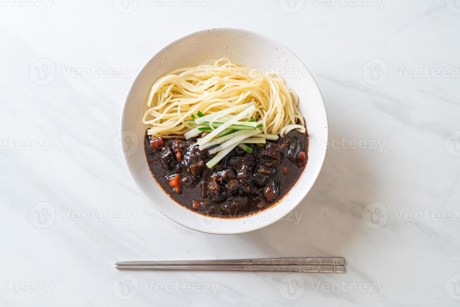 jajangmyeon oder jjajangmyeon sind koreanische Nudeln mit schwarzer Soße foto