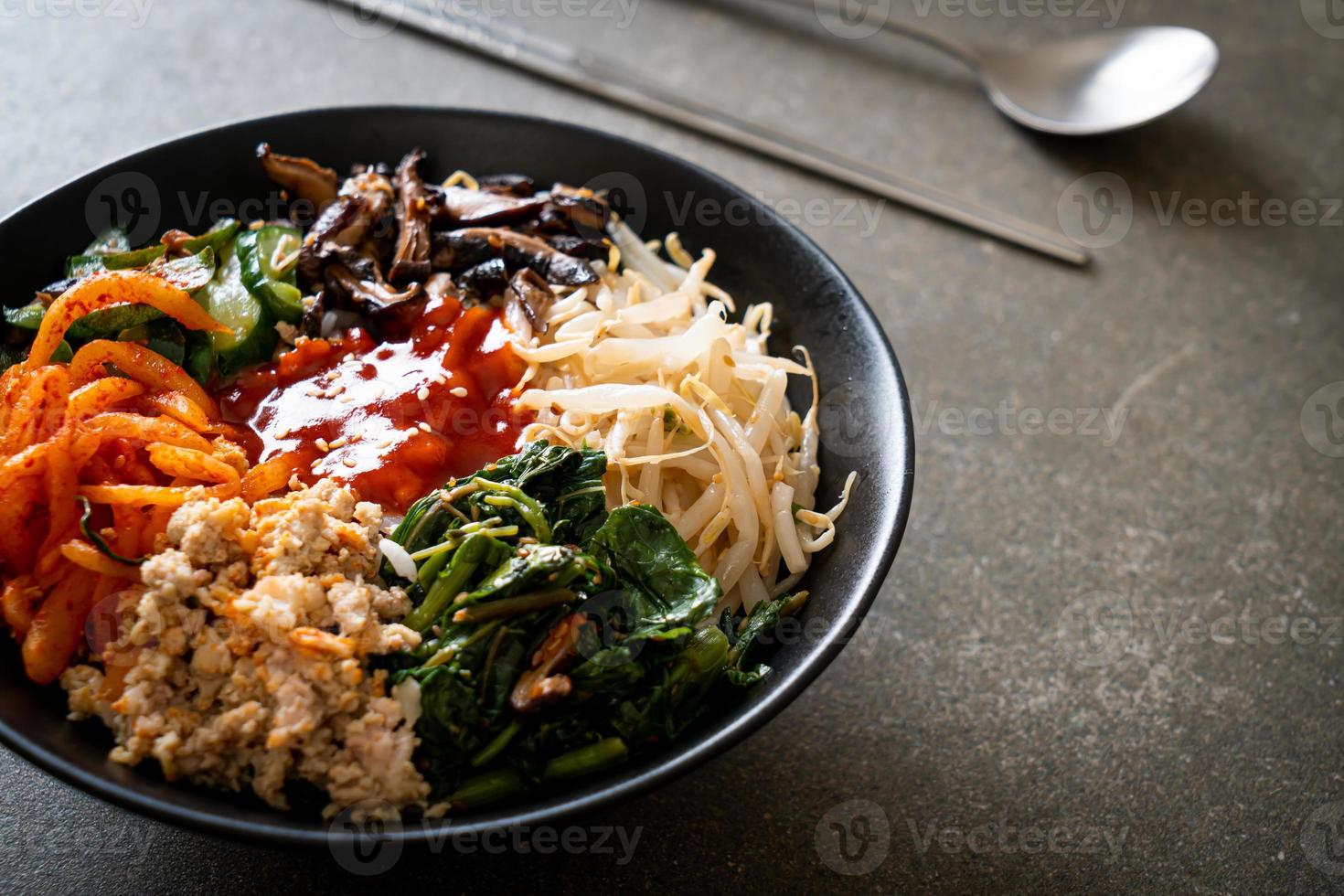 koreanischer scharfer Salat mit Reis - traditionell koreanisches Essen, Bibimbap foto