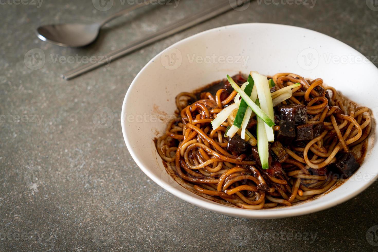 jajangmyeon oder jjajangmyeon sind koreanische Nudeln mit schwarzer Soße foto