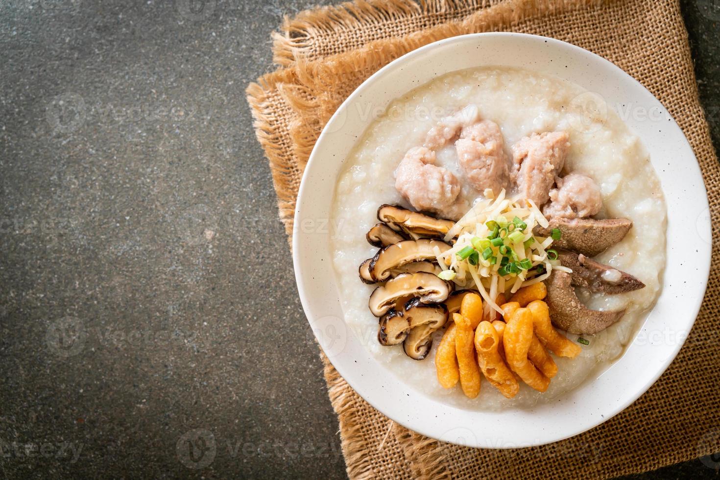 Congee oder Porridge mit Schweinefleisch foto