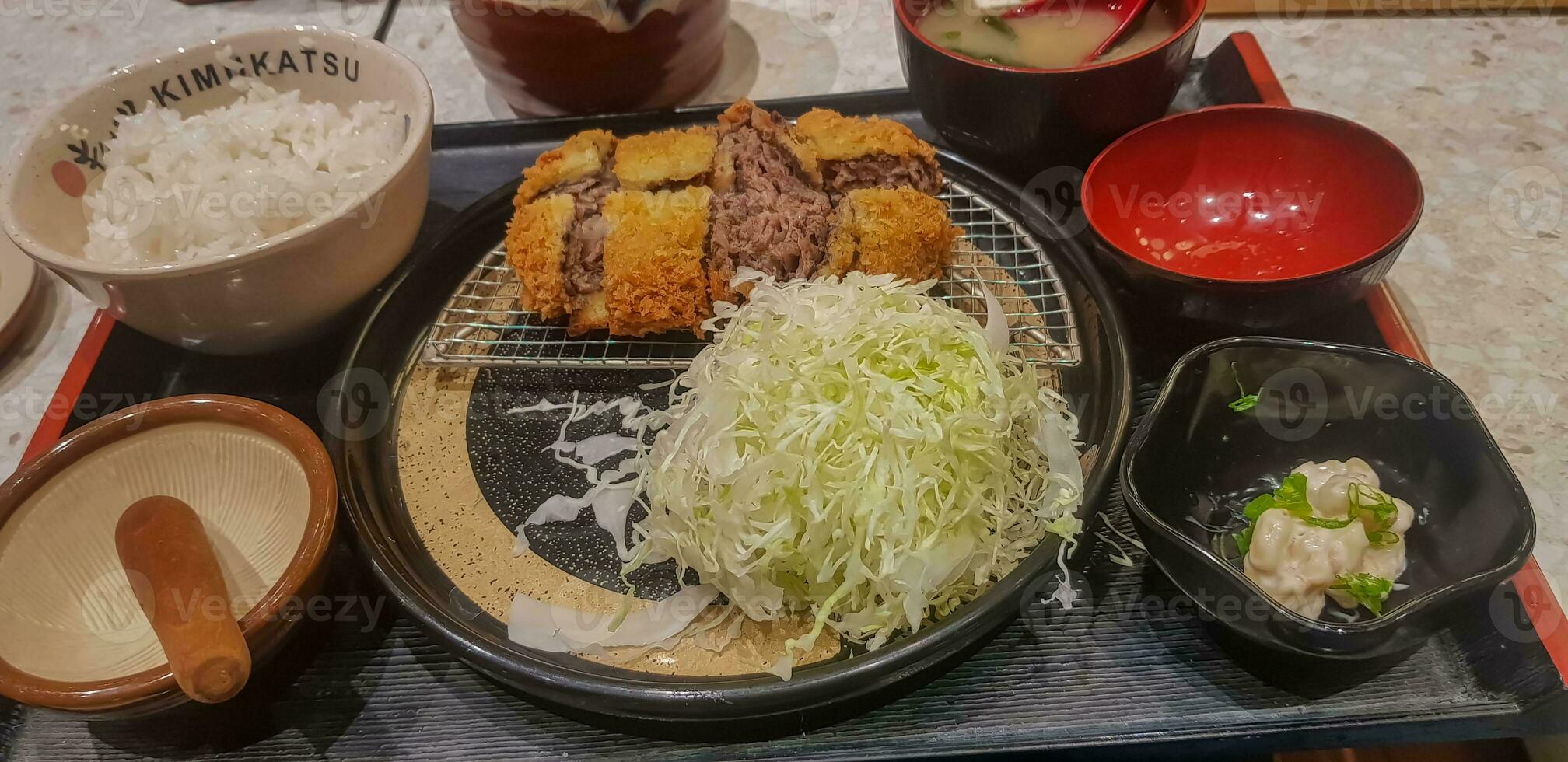 indonesisch japanisch Verschmelzung Essen, japanisch Essen Koch im indonesisch Stil, Gyukatsu, Rindfleisch karage, Salat, und Tofu Suppe foto