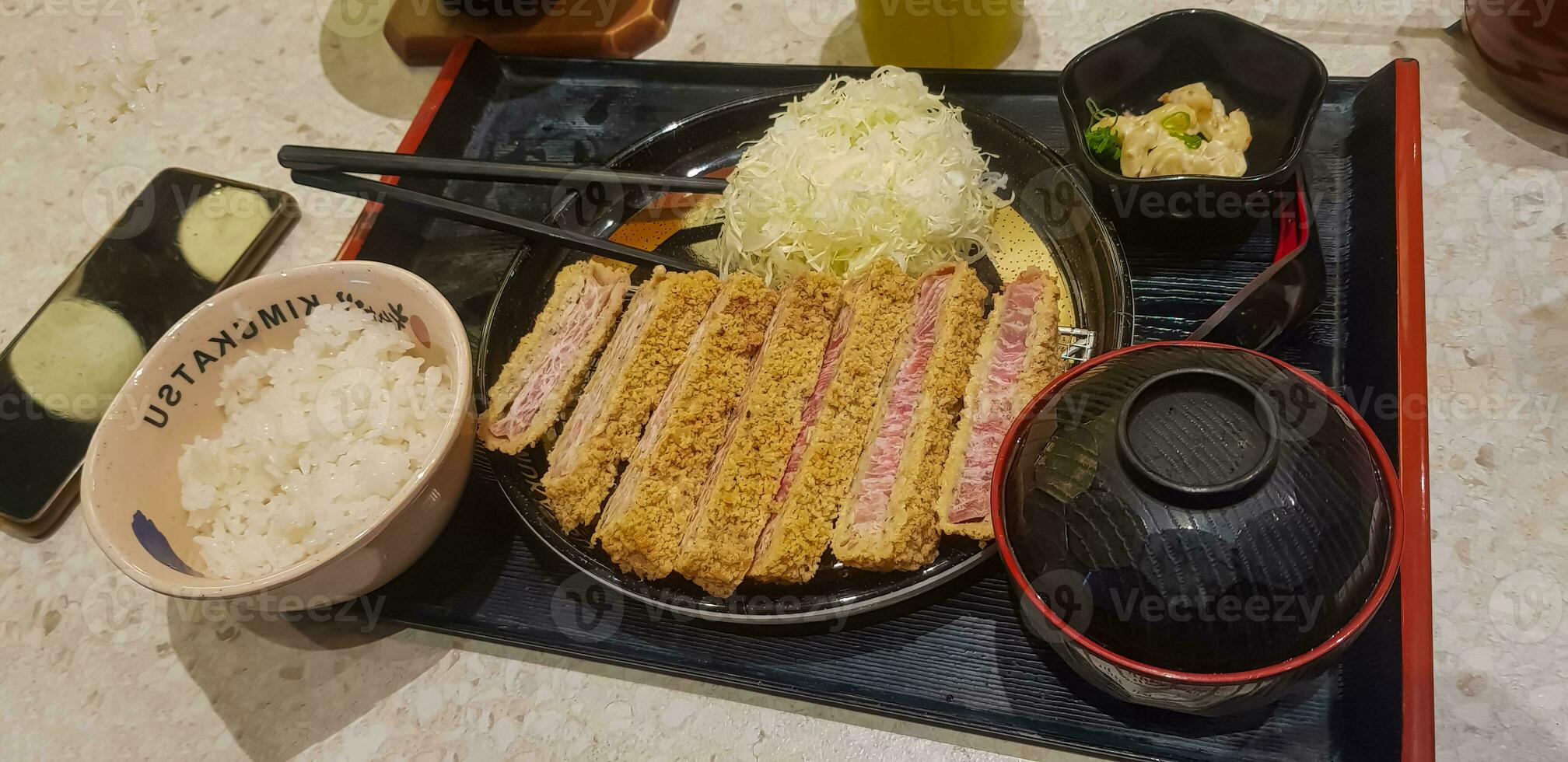 indonesisch japanisch Verschmelzung Essen, japanisch Essen Koch im indonesisch Stil, Gyukatsu, Rindfleisch karage, Salat, und Tofu Suppe foto