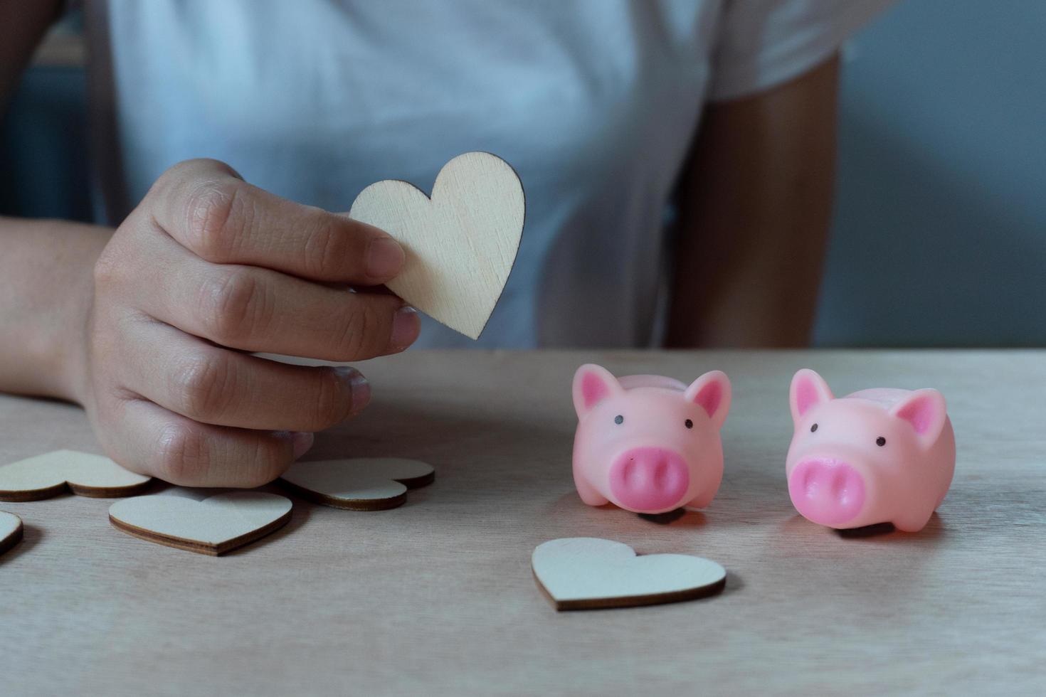 Sparschwein-Metapher, die jeden Tag die Liebe für Liebhaber oder Familie rettet. Konzept der glücklichen Beziehung. foto