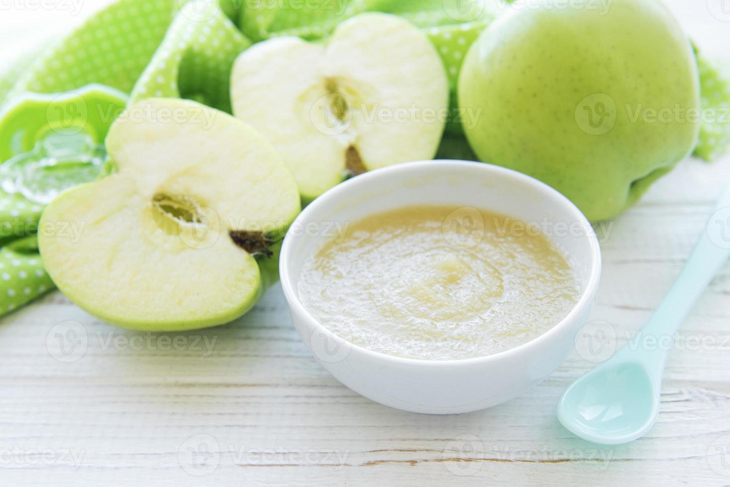 Schüssel mit Obst Babynahrung und Äpfeln foto