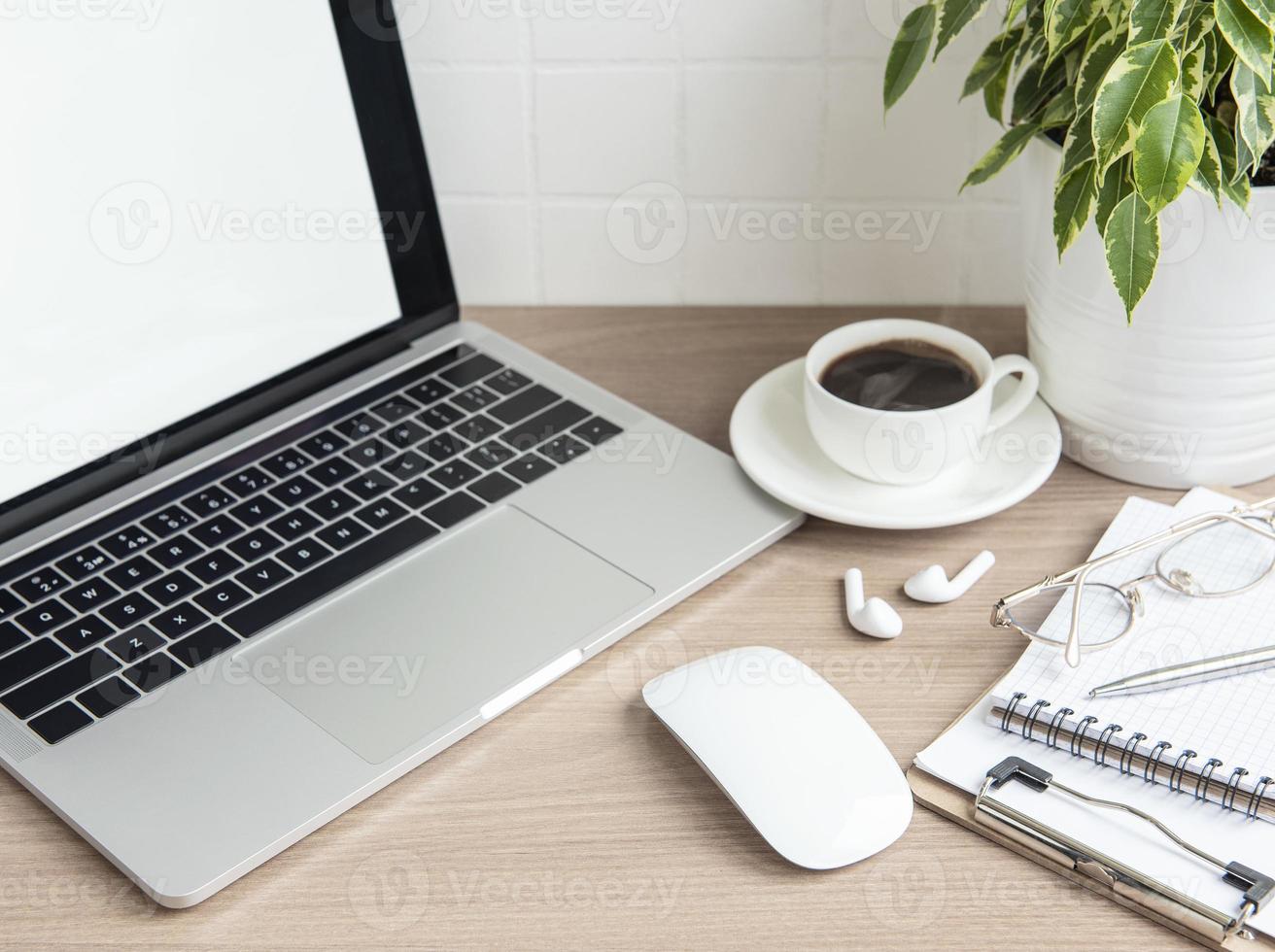 Laptop mit Büromaterial auf dem Tisch. foto