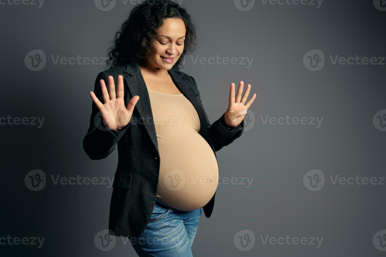 schön schwanger Frau erwarten ein Baby, zeigen Nummer neun mit ihr Finger, 9 Monat von glücklich sorglos Schwangerschaft foto