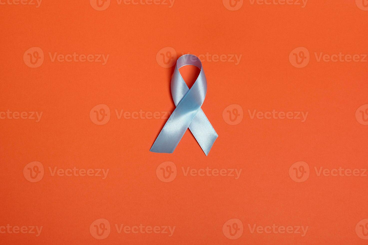 Welt Diabetes Tag Bewusstsein Konzept. eben legen von ein Blau Satin- Band, symbolisch Bogen Farbe erziehen Bewusstsein im Diabetes Tag auf Orange farbig Hintergrund mit Kopieren Raum zum Anzeige, 14 November. foto