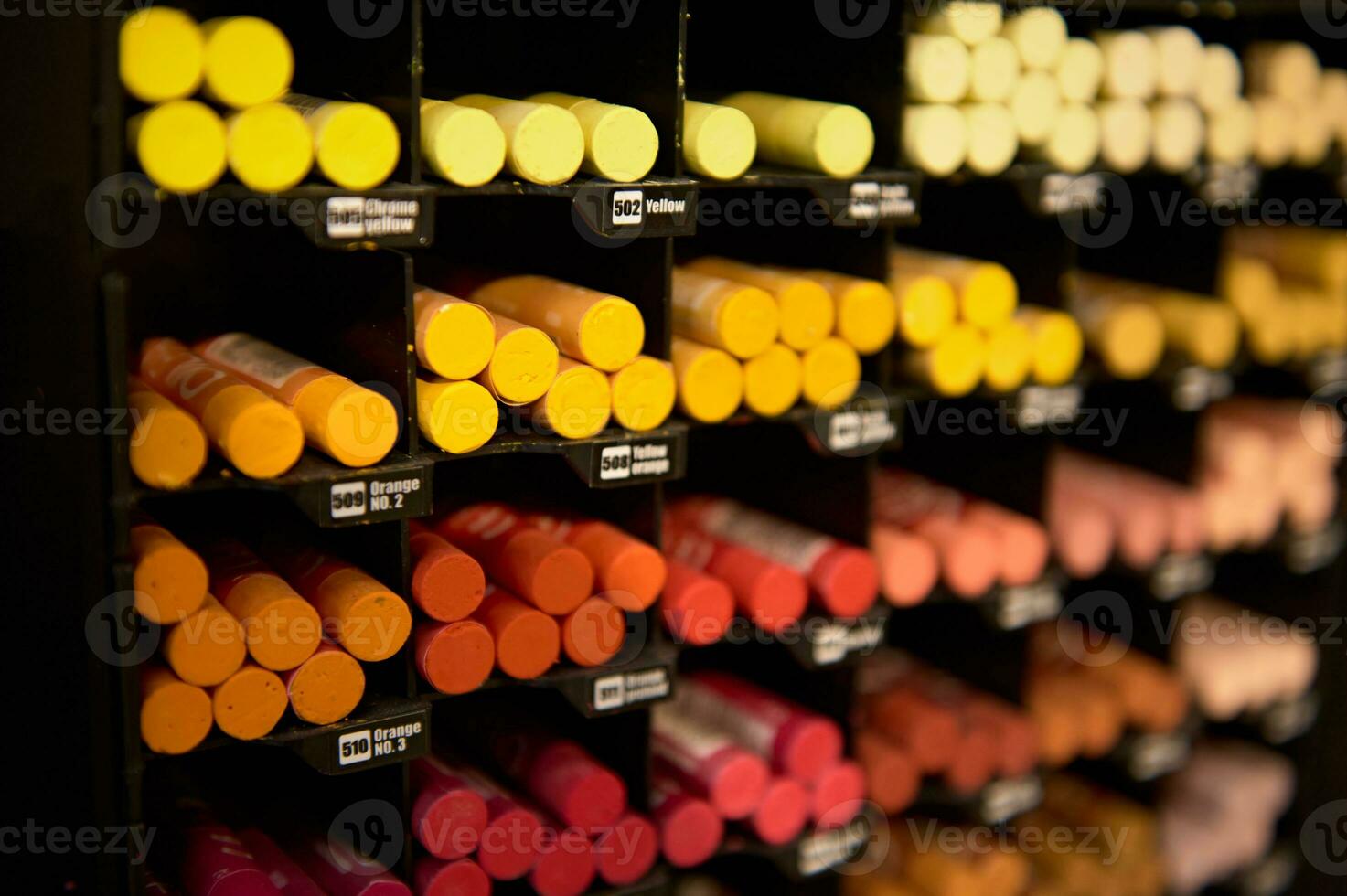 bunt Bleistifte im warm Farben Spektrum zum Zeichnung Pastelle, angezeigt zum Verkauf auf Regal im das Schule Schreibwaren Geschäft foto