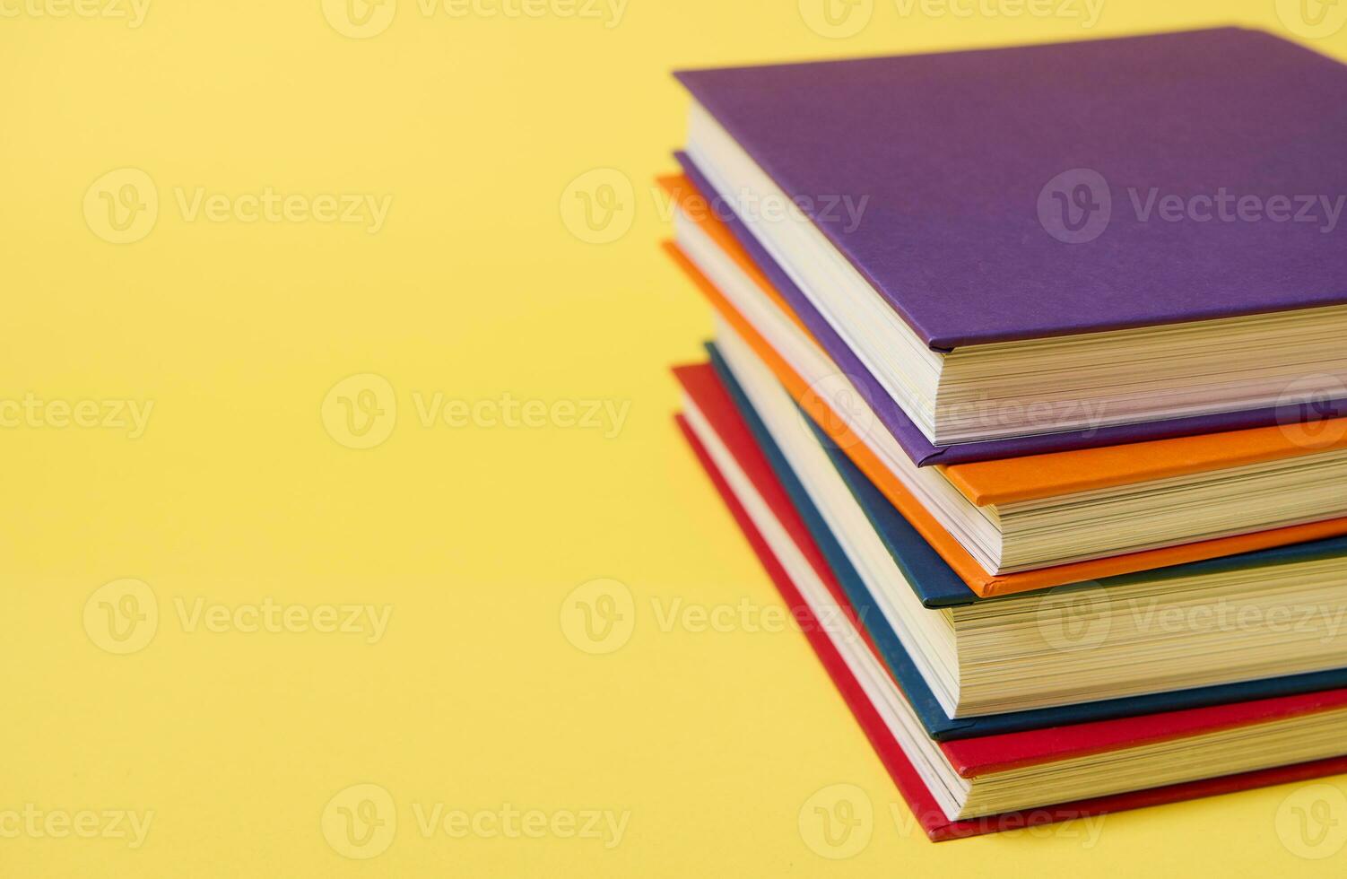 Stapel von mehrfarbig Bücher auf Gelb Oberfläche Hintergrund mit Kopieren Raum zum Text. Lehrer Tag Konzept, Wissen, Literatur ,Lektüre, Gelehrsamkeit foto