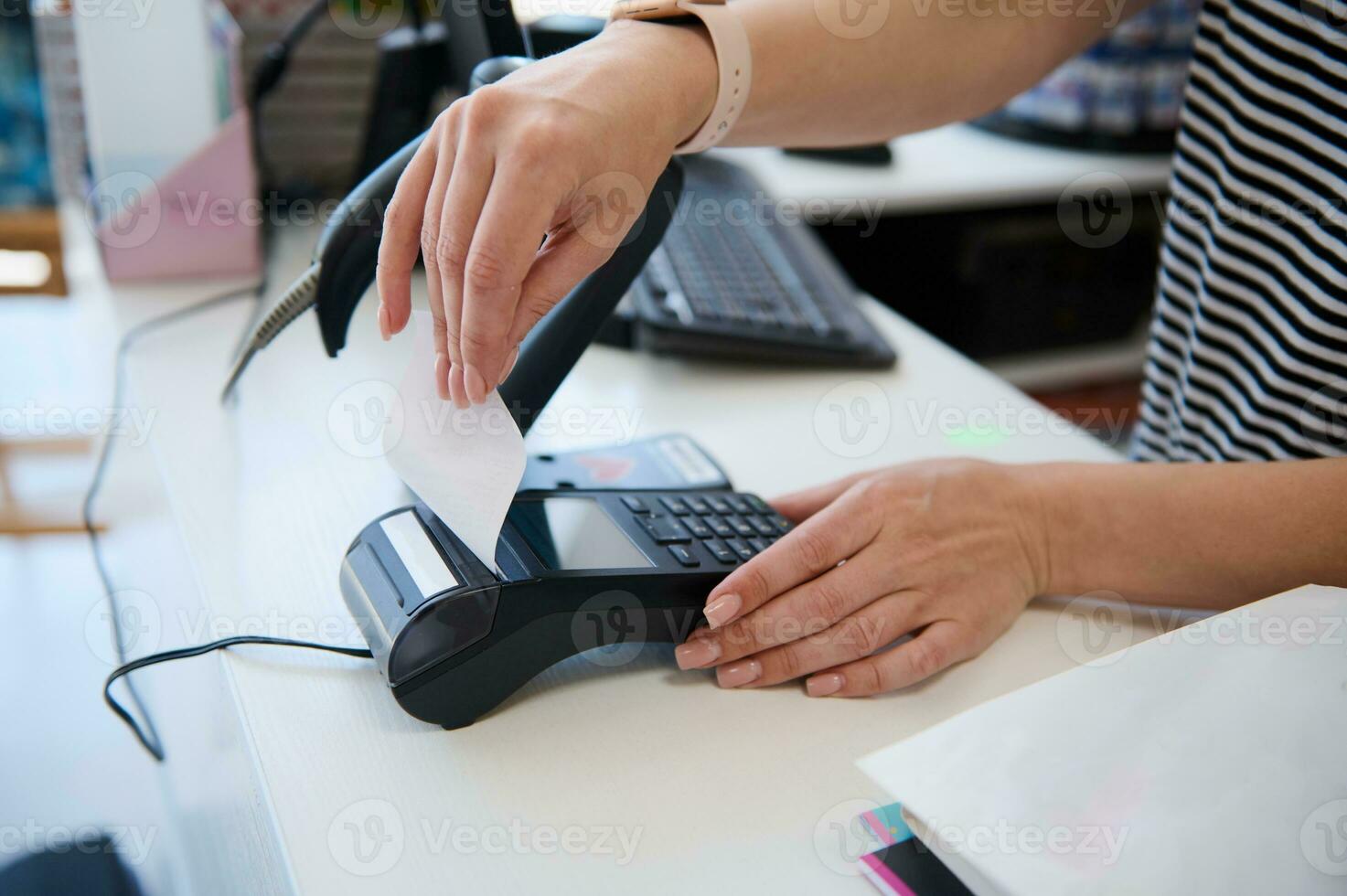 Nahansicht Verkäufer mit pos Terminal im ein speichern, Empfang ein bargeldlos Zahlung und nehmen aus ein Kassenbon zum ein Kauf foto