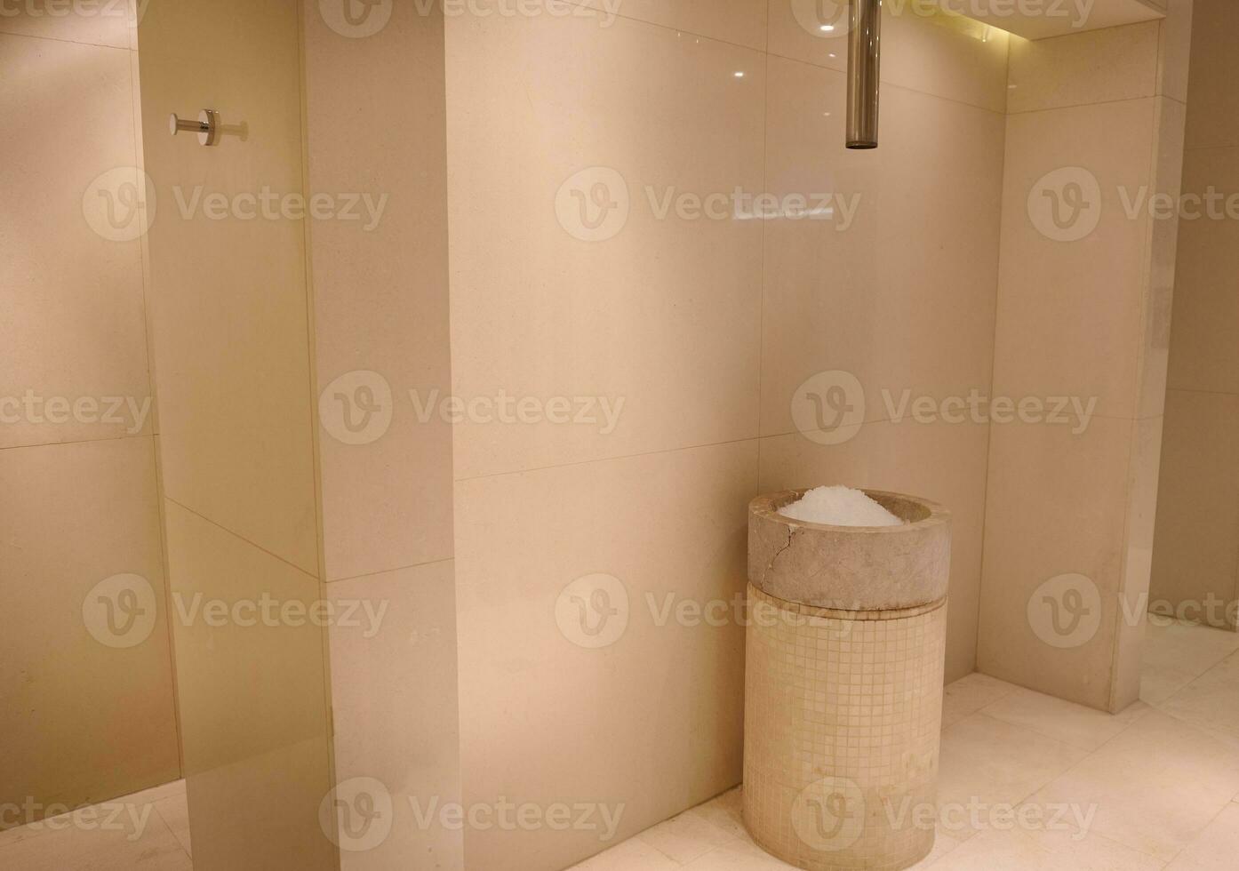 Eis Panzer im das luxuriös Halle von das Bad und Sauna mit Beige Marmor Wände foto