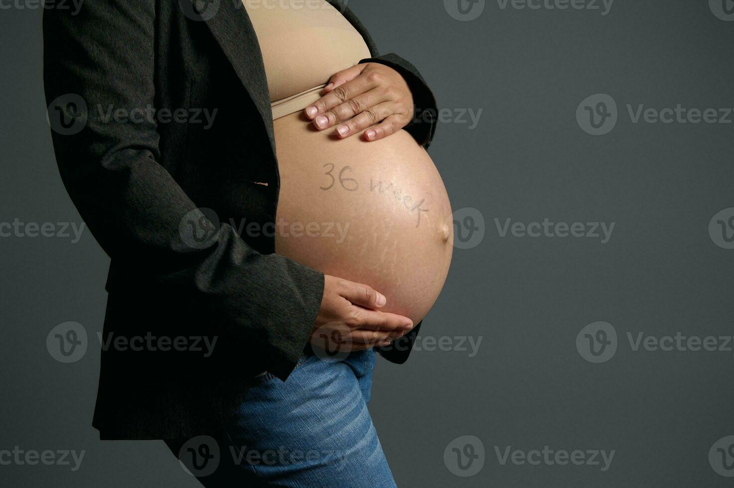 Nahansicht schwanger Bauch mit strecken Zeichen, im Schwangerschaft 36 Woche. erwarten Baby. Schwangerschaft. Mutterschaft. gebären. foto