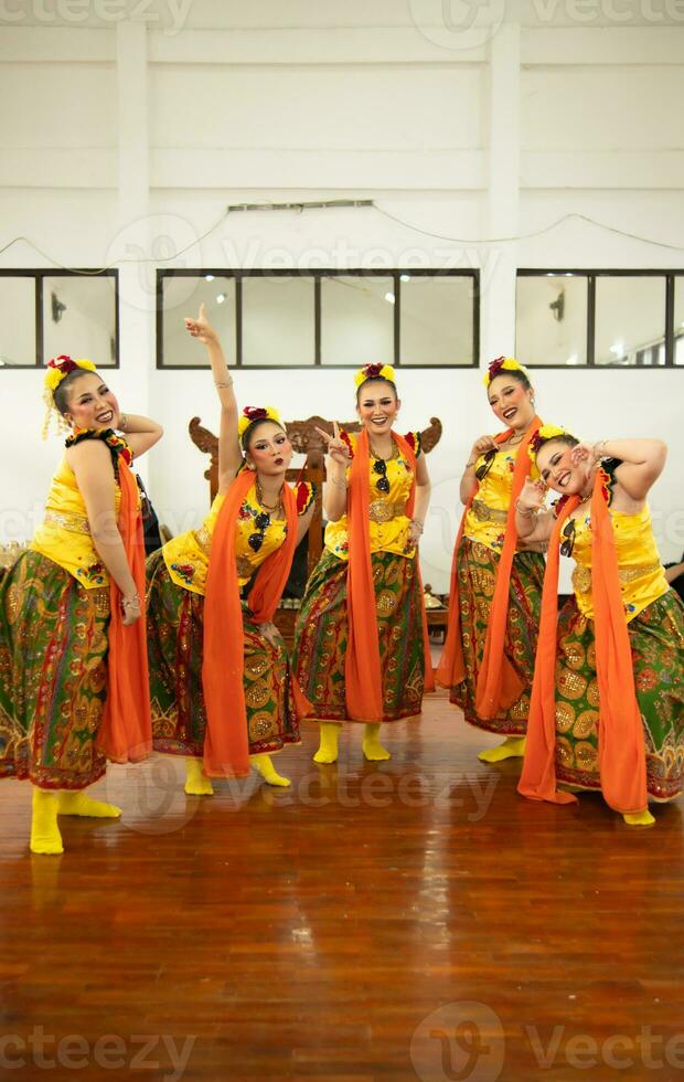 ein Gruppe von traditionell javanisch Tänzer haben Spaß mit ihr freunde auf Bühne nach das Performance beendet foto