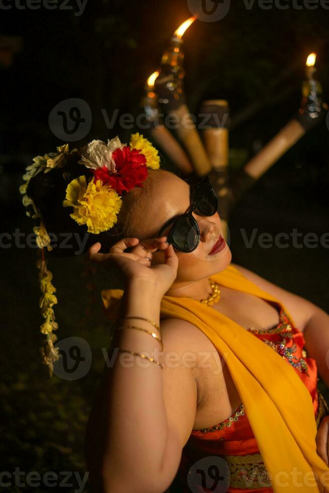 Porträt von ein Teenager Mädchen mit Sonnenbrille und ein ziemlich Blume posieren sehr schön foto