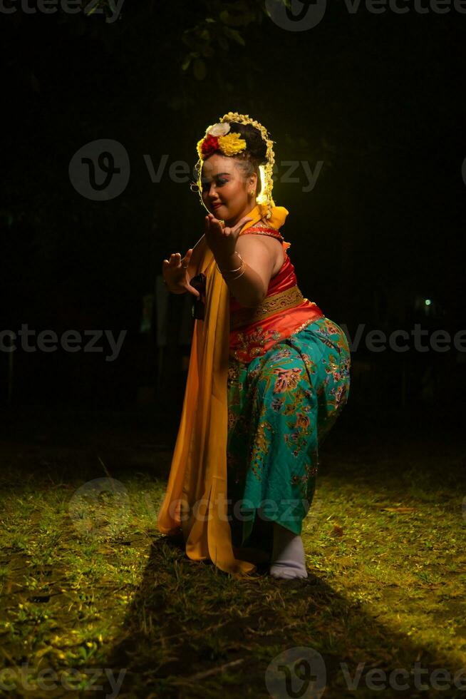 Porträt von ein indonesisch Tänzer mit ein Gold Gürtel Tanzen anmutig foto