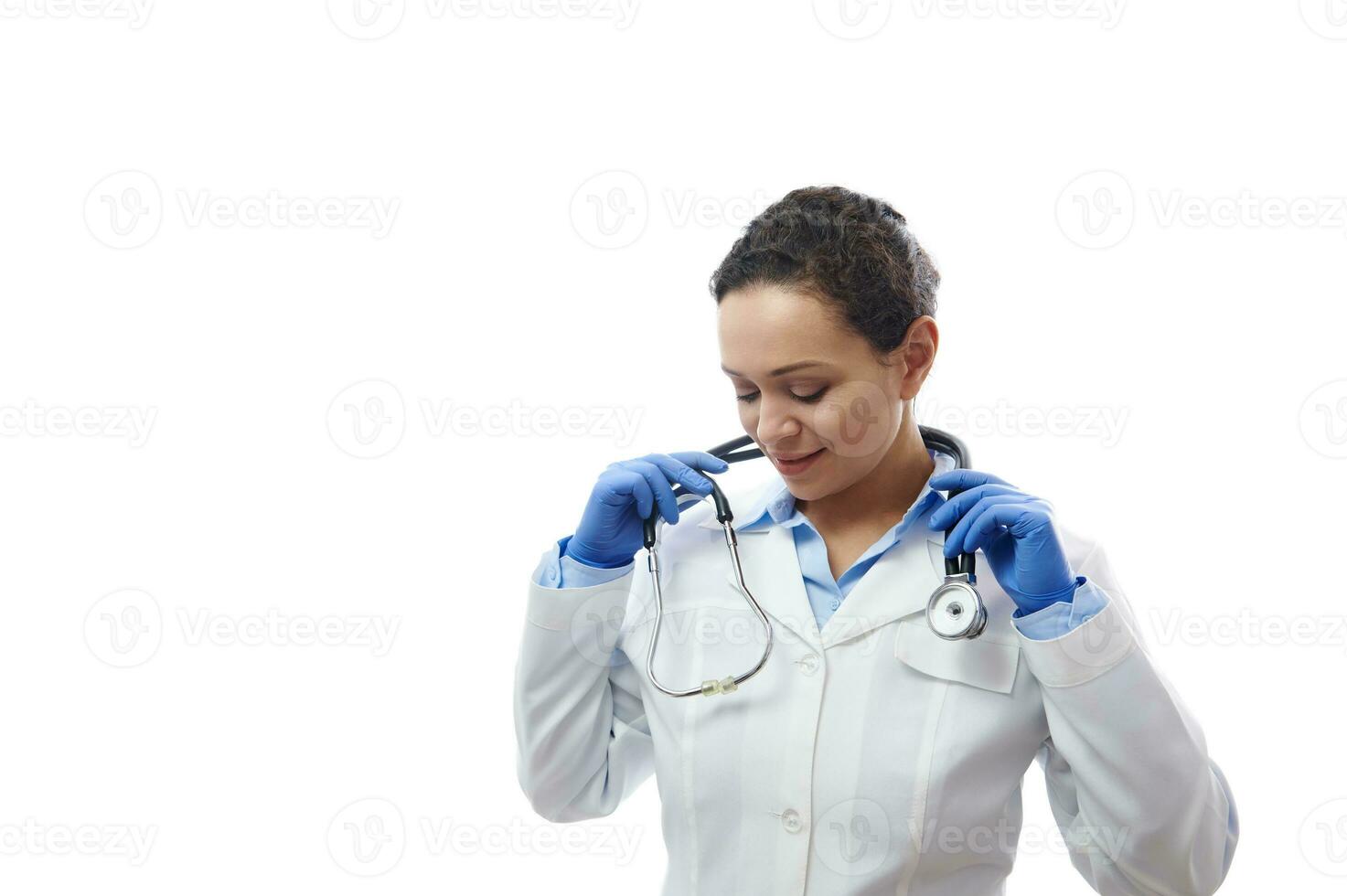 zuversichtlich Arzt mit Stethoskop auf seine Hals isoliert auf Weiß Hintergrund. Gesundheitswesen und medizinisch Konzept. Kopieren Raum foto