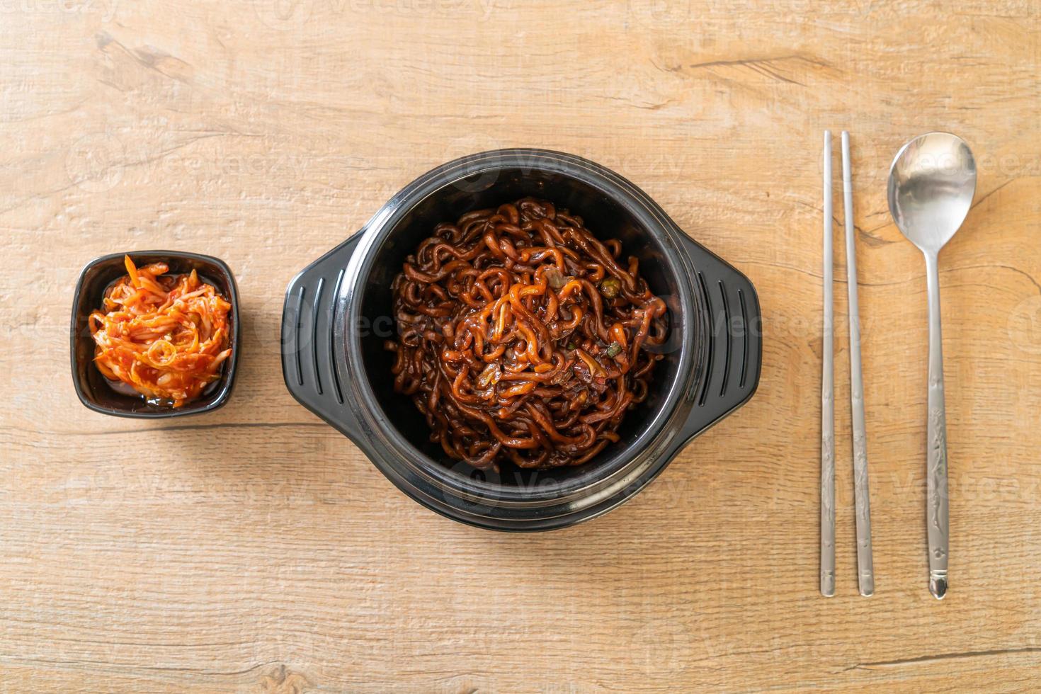 koreanische schwarze Spaghetti oder Instantnudeln mit gerösteter Chajung-Sauce foto