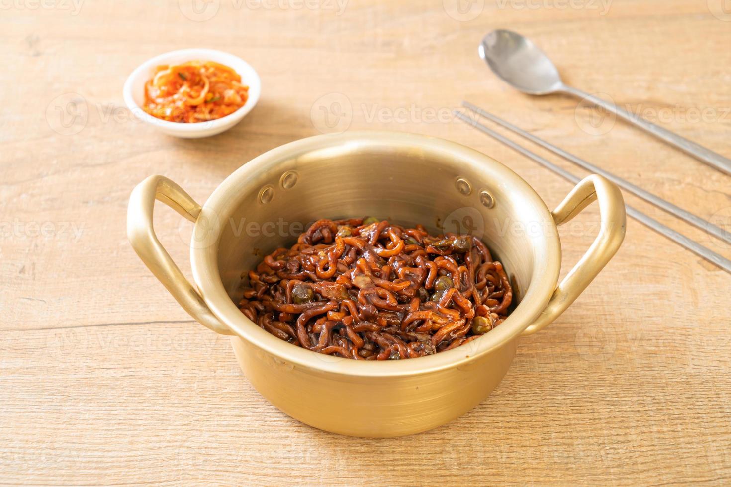 koreanische schwarze Spaghetti oder Instantnudeln mit gerösteter Chajung-Sauce foto