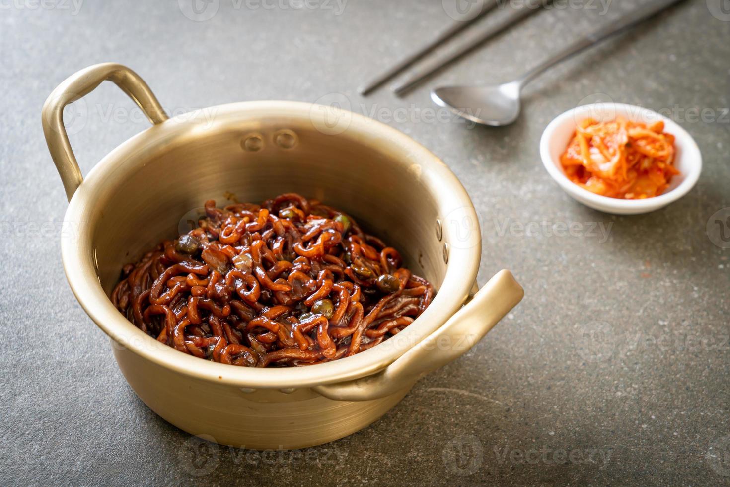 koreanische schwarze Spaghetti oder Instantnudeln mit gerösteter Chajung-Sauce foto