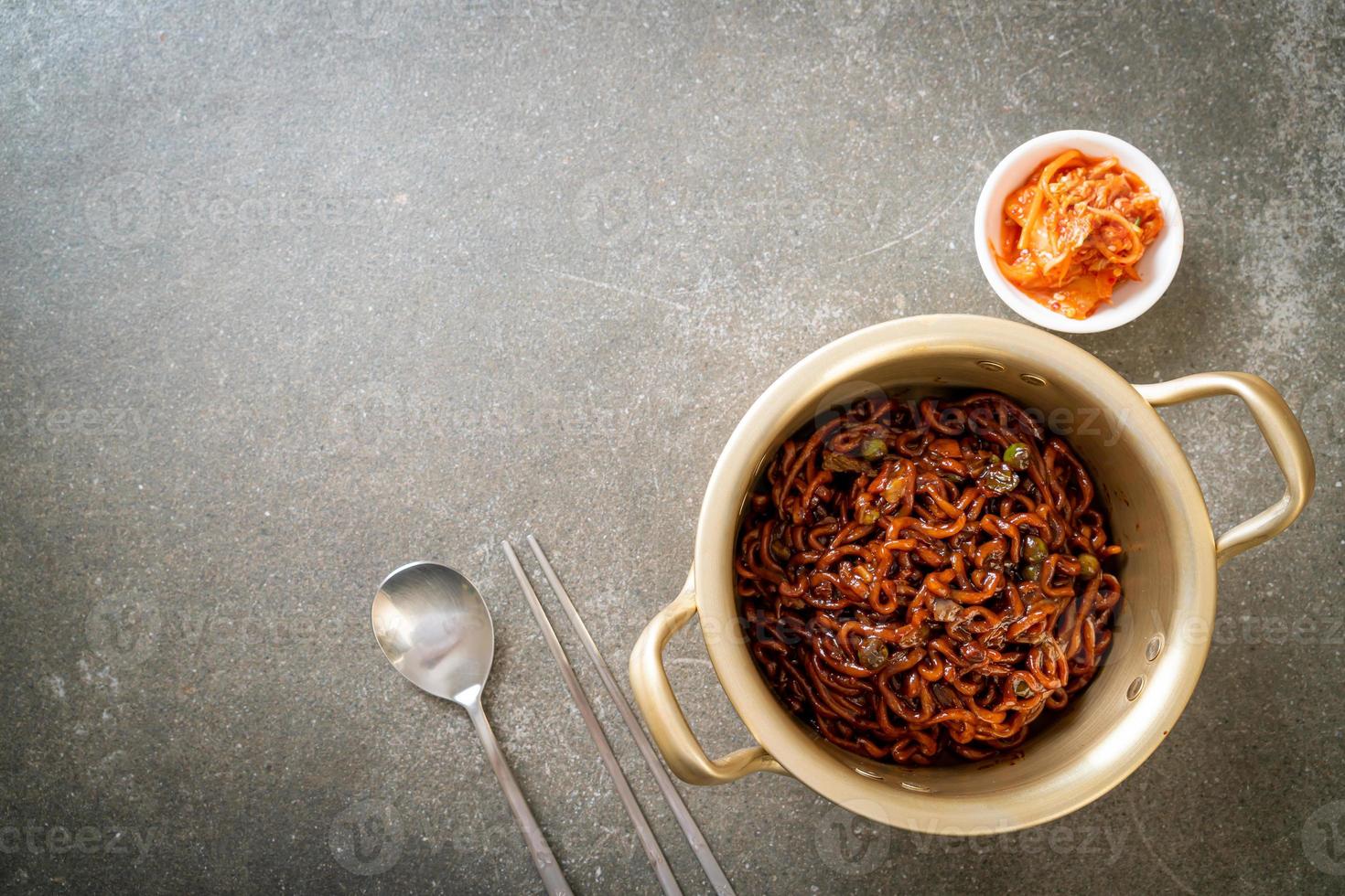 koreanische schwarze Spaghetti oder Instantnudeln mit gerösteter Chajung-Sauce foto