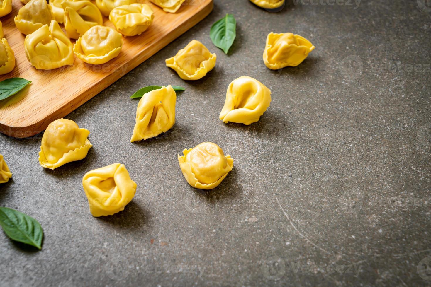 traditionelle italienische Tortellini-Pasta foto